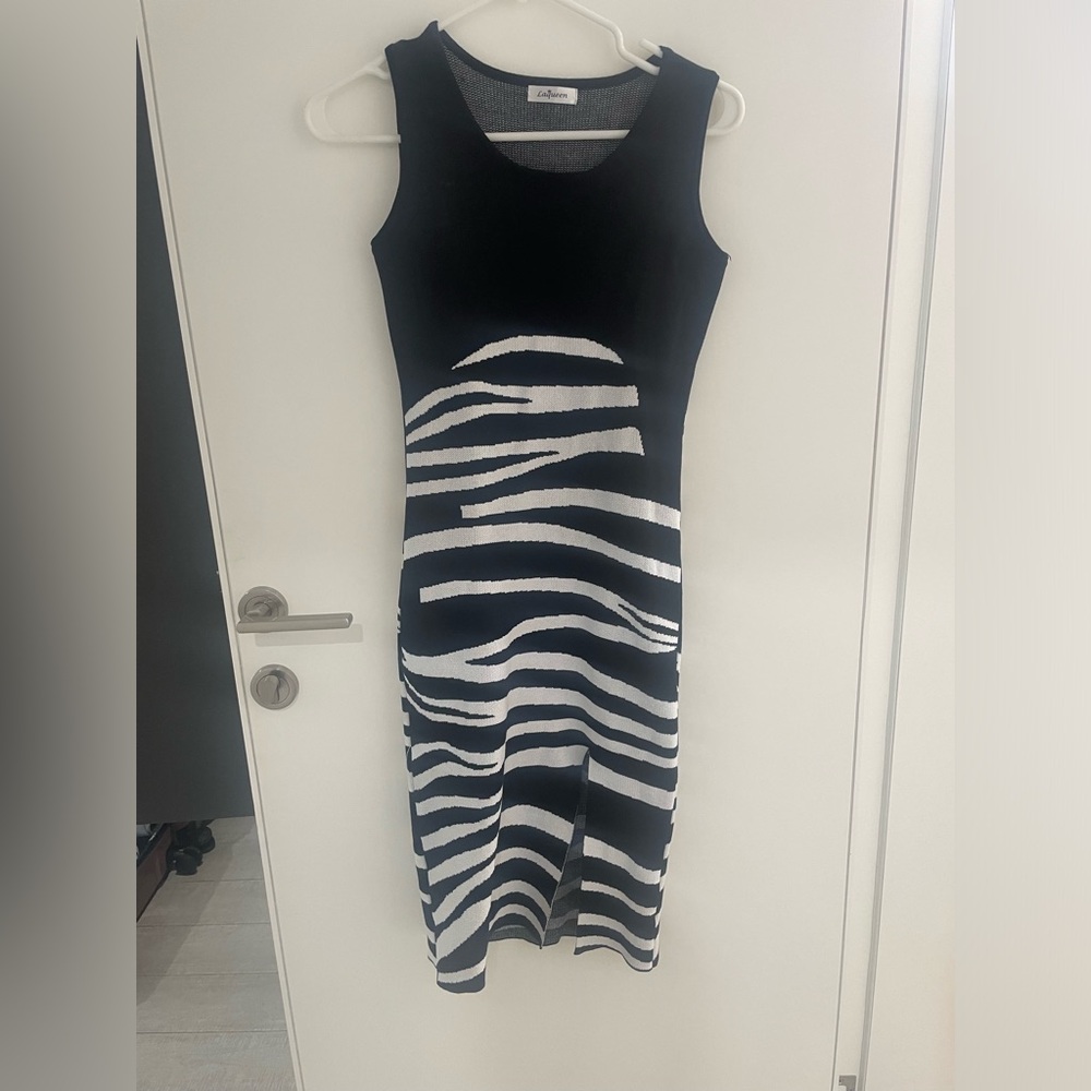 Sleeveless,Black and white patterned knee length dress